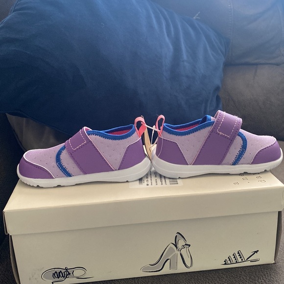 See Kai Run Sneakers - Picture 9 of 9